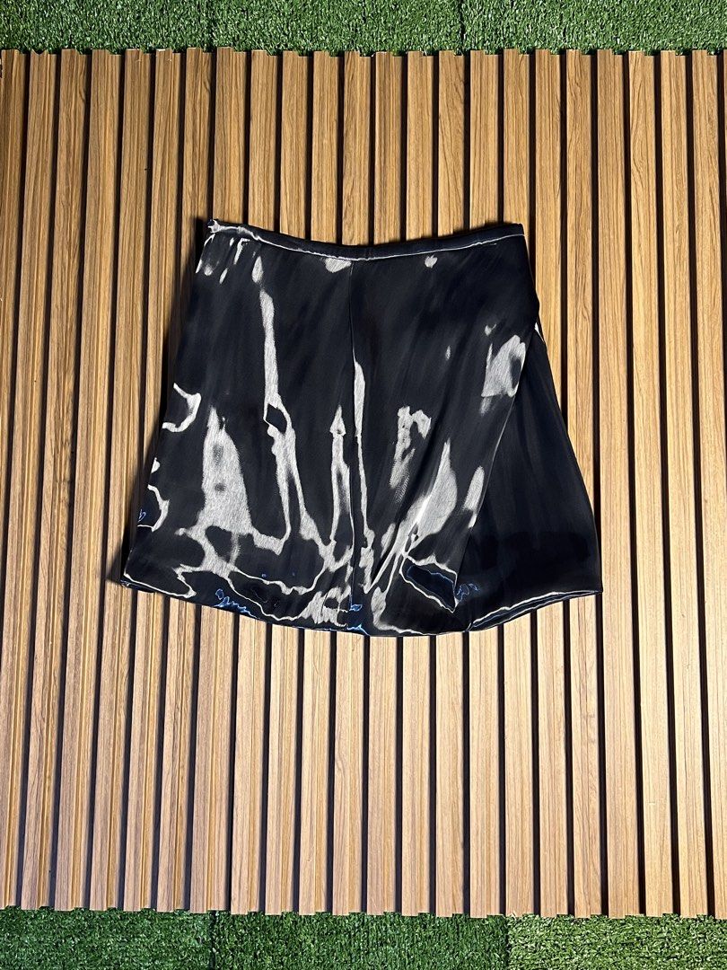 ZIMMERMAN - METTALIC MINI SKIRT (Category: Skirts) located in Bacolod City. Submitted by timelessbyjosh (Listing ID 1462868548, Image 1). Description: BEST FOR Y2K OUTFITS SIZE : 2 ACTUAL COLOR : METTALIC SILVER COLOR RATE : 9. 5 OUT OF 10 CONDITION : GOOD MATERIAL : 46 % POLYESTER , 31 % ACETATE & 23 % SILK ( MAIN FABRIC ) & 100 % ACETATE ( LINING ) MADE IN : AUSTRALIA FLAWS : RUNS ( SEE LAST PHOTO FOR REFERENCE ) DIMENSIONS WAIST - 28 LENGTH - 