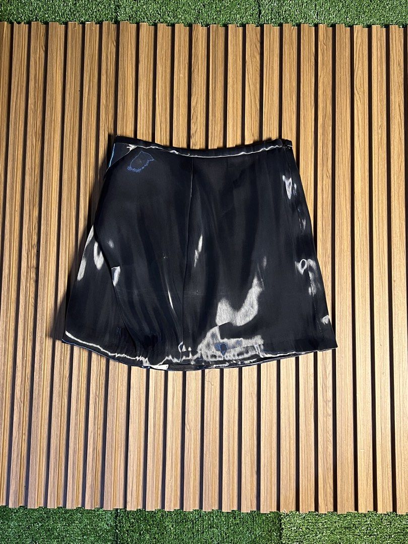 ZIMMERMAN - METTALIC MINI SKIRT (Category: Skirts) located in Bacolod City. Submitted by timelessbyjosh (Listing ID 1462868548, Image 3). Description: BEST FOR Y2K OUTFITS SIZE : 2 ACTUAL COLOR : METTALIC SILVER COLOR RATE : 9. 5 OUT OF 10 CONDITION : GOOD MATERIAL : 46 % POLYESTER , 31 % ACETATE & 23 % SILK ( MAIN FABRIC ) & 100 % ACETATE ( LINING ) MADE IN : AUSTRALIA FLAWS : RUNS ( SEE LAST PHOTO FOR REFERENCE ) DIMENSIONS WAIST - 28 LENGTH - 