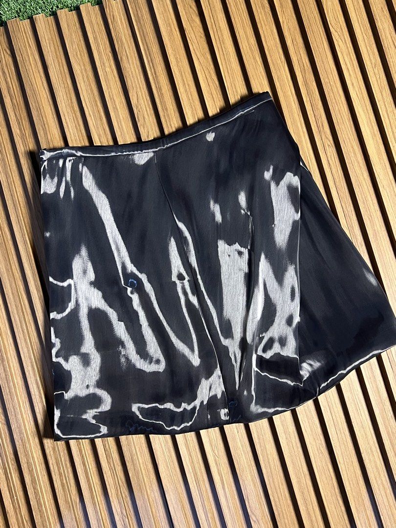 ZIMMERMAN - METTALIC MINI SKIRT (Category: Skirts) located in Bacolod City. Submitted by timelessbyjosh (Listing ID 1462868548, Image 2). Description: BEST FOR Y2K OUTFITS SIZE : 2 ACTUAL COLOR : METTALIC SILVER COLOR RATE : 9. 5 OUT OF 10 CONDITION : GOOD MATERIAL : 46 % POLYESTER , 31 % ACETATE & 23 % SILK ( MAIN FABRIC ) & 100 % ACETATE ( LINING ) MADE IN : AUSTRALIA FLAWS : RUNS ( SEE LAST PHOTO FOR REFERENCE ) DIMENSIONS WAIST - 28 LENGTH - 