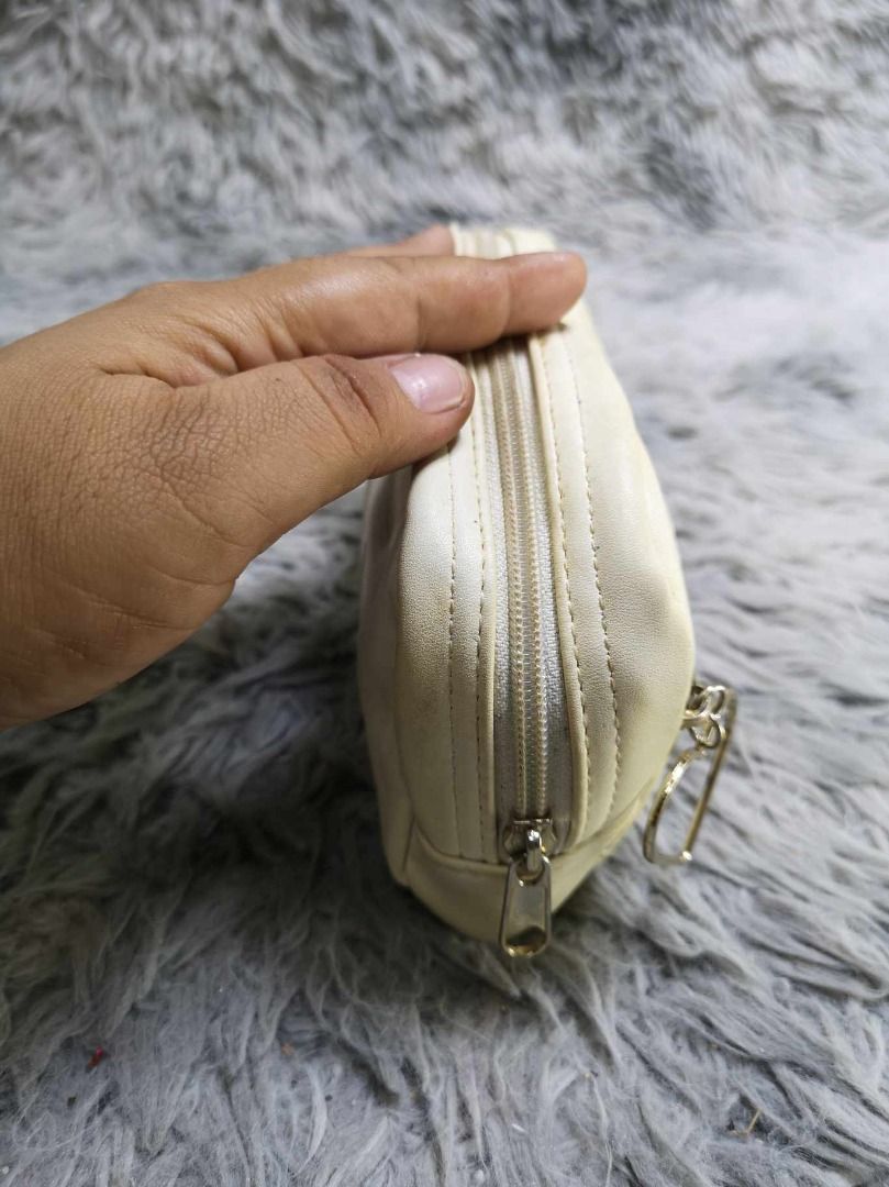 Zipper Closure Off White Cosmetic Pouch (Category: Purses & Pouches) located in Santa Cruz. Submitted by jmy_surplus.2 (Listing ID 1462793144, Image 3). Description: Size ; L - 6.6 W - 9 Color ; Off White Type ; Pouch Brand ; No brand Material ; Leather Style ; Off White Cosmetic Pouch LR 129 JMY 5 Batch #222.