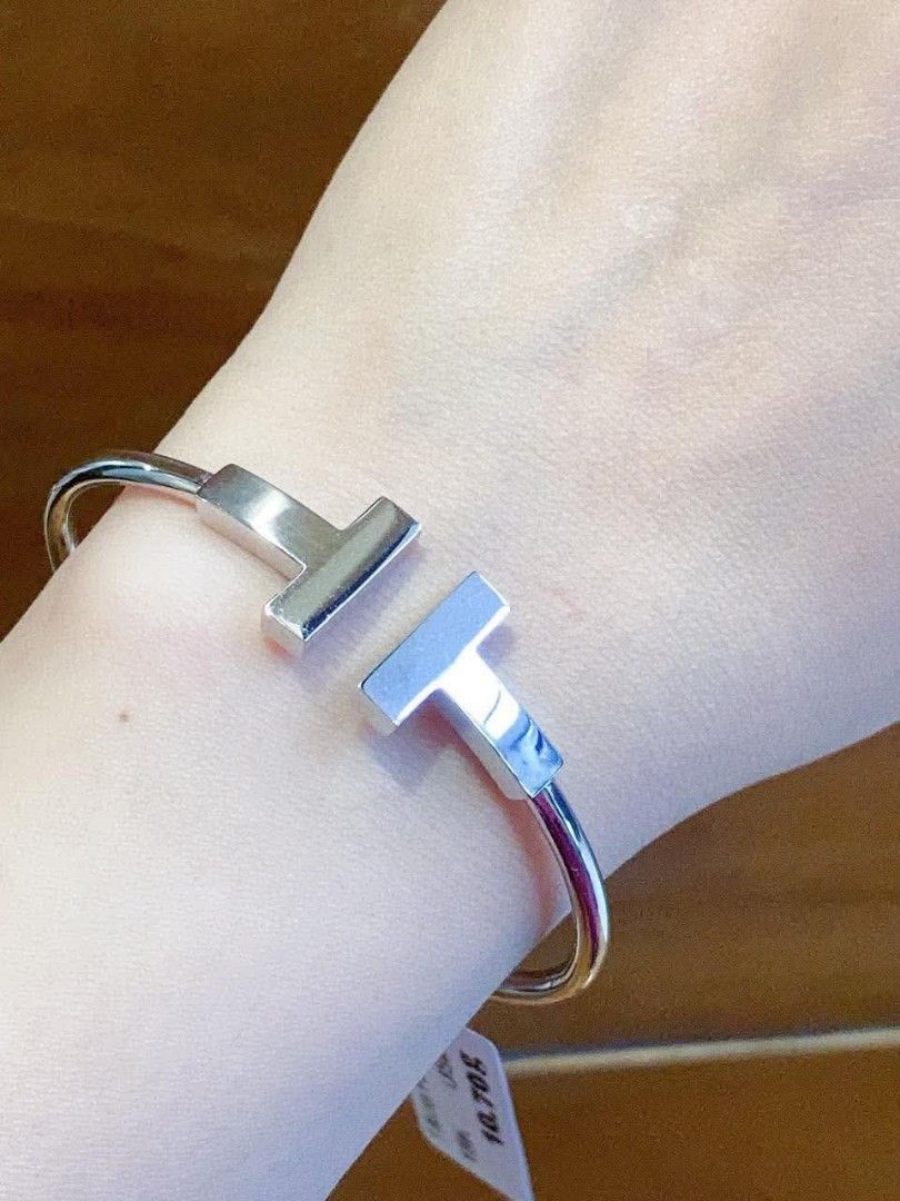 18k HongKong setting gold Tiffany bangle (Category: Bracelets) located in Manila. Submitted by bhelgoldseller2ndaccount (Listing ID 1459119507, Image 1). Description: New!!✨New!!✨New!! 18k HongKong setting Gold 9300/g 💯pawnable/naisasanla 💯with high appraisal rate 💯good investment 💯Direct supplier price 👉OPEN for resellers 🌺please take time to evaluate their actual sizes and grams 👉Best panggift for all occasions ✅ Sold per grams not per p