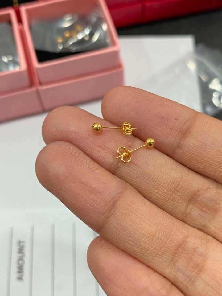 18K Saudi Gold Ball Stud Earrings (Category: Earrings) located in Caloocan City. Submitted by cheskhaionlinestore2.0 (Listing ID 1459106836, Image 1). Description: 18K Pure Saudi Gold Balls Stud Earrings ₱2050 only 📌 🍒 Pawnable/ Nasasangla💯 🍒 Brandnew 💯 🍒 Ship via JNT/ LBC 🍒 Lalamove for same day delivery 🍒 We accept COD COP with downpayment to avoid cancellation of orders ⚡ How to Order? Please feel free to message us directly 🙏🏻 Chesk