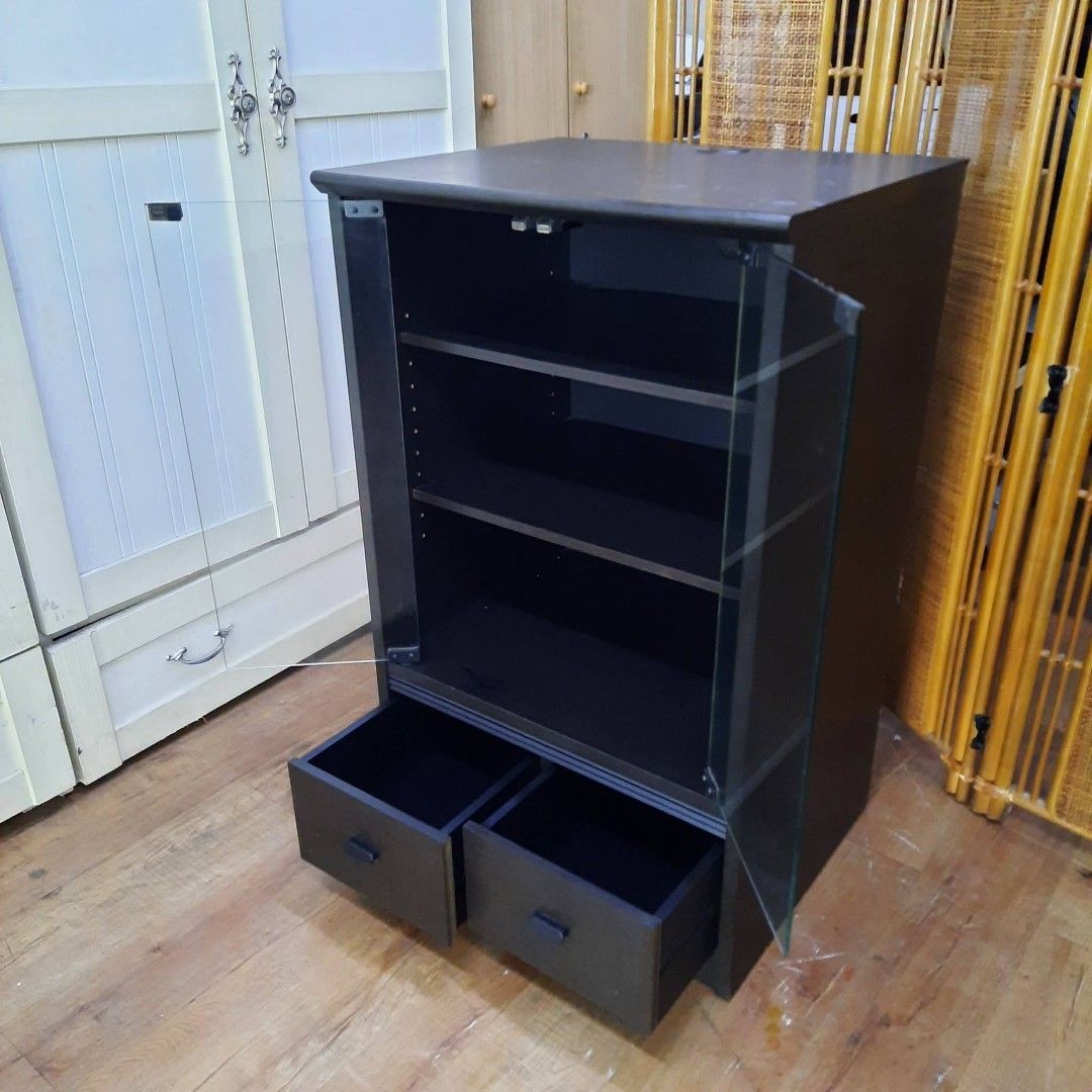 2nd hand mini console glass display cabinet w/ drawers (Category: Shelves, Cabinets & Racks) located in Paranaque City. Submitted by 2ndcharmfurniture (Listing ID 1459140564, Image 2). Description: 💳 𝐌𝐨𝐝𝐞 𝐨𝐟 𝐏𝐚𝐲𝐦𝐞𝐧𝐭 ✅ QR Ph Credit Card (Visa/MC) ️️✅️ QR Ph SP@yL@ter (Sh0pee) ✅️ GCash ✅ BDO Bank Transfer ✅ BPI Bank Transfer 📍 𝙋𝙖𝙮𝙢𝙚𝙣𝙩 𝙞𝙨 𝙢𝙖𝙙𝙚 𝙪𝙥𝙤𝙣 𝙥𝙞𝙘𝙠-𝙪𝙥 𝙛𝙧𝙤𝙢 𝙪𝙨..