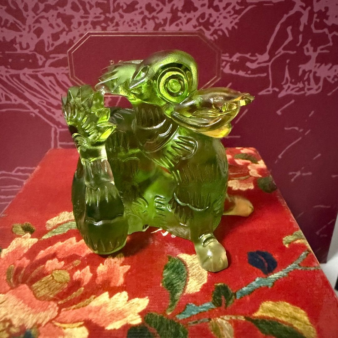 琉璃工房 花纸小龍 （分類：家居裝飾 - 其他）位於 Hong Kong。 由 moov62045 提交（商品編號 1459257476，圖片 3）。簡介： 全新收藏，連原裝盒 琉璃工房的「花紙」系列生肖小擺件 花紙小龍 PayMe 順豐到付 。