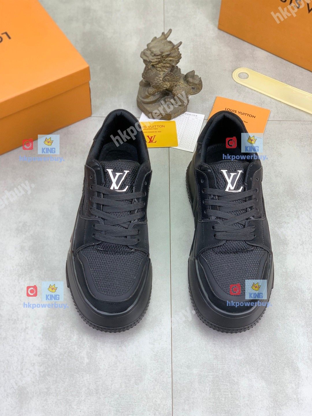 新款 新款 LOUIS VUITTON LV Trainer 運動鞋 涼鞋 休閒鞋 拖鞋 涼鞋 休閒鞋 平底鞋 高踭鞋 （分類：涼鞋）位於 Hong Kong。 由 hkpowerbuy. 提交（商品編號 1459266711，圖片 2）。簡介： 。