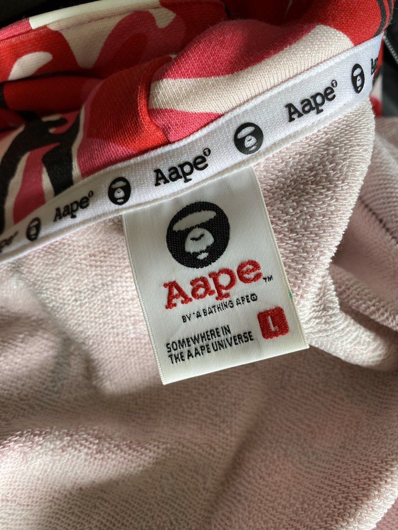 Aape Camo hoodie 迷彩外套 （分類：外套及戶外衣服）位於 Hong Kong。 由 lcsjack 提交（商品編號 1459108684，圖片 3）。簡介： Aape粉紅迷彩有帽外套，99%全新，任你用放大鏡檢查，歡迎查詢！。
