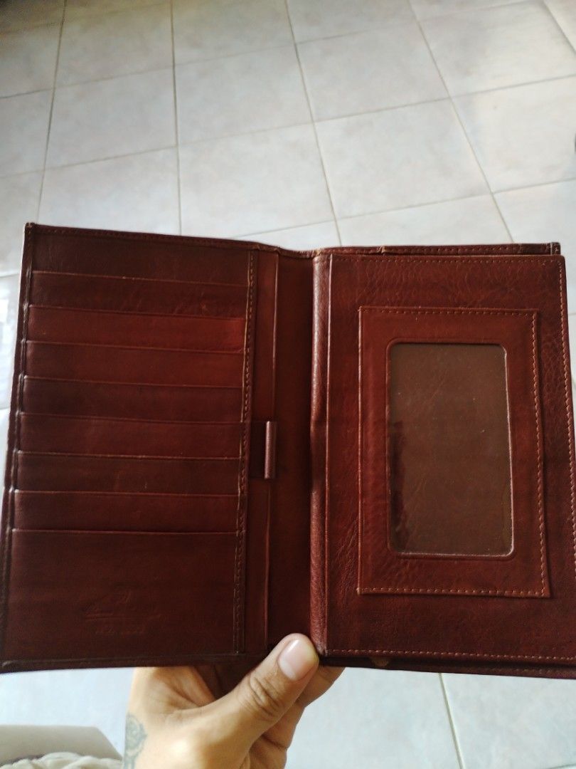 Adamas Collection Leather Wallet (Category: Luxury Bags & Wallets) located in Caloocan City. Submitted by keenocean_367cde (Listing ID 1459167092, Image 2). Description: - Genuine Aigner brown leather wallet - Ample card slots for organization - Includes a secure zippered compartment.