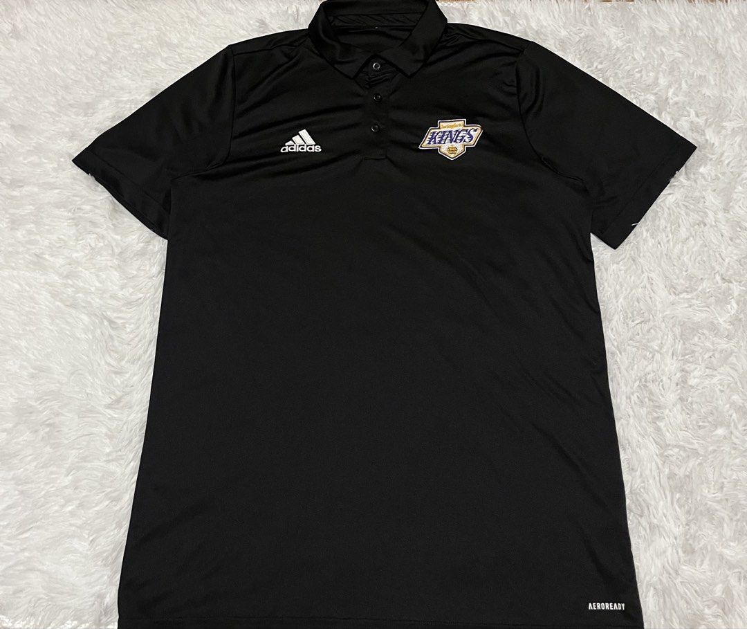 Adidas Kings (Category: Tshirts & Polo Shirts ) located in Paranaque City. Submitted by kuuuurt (Listing ID 1459119209, Image 1). Description: Very good Condition Color rate 10/10 Issue : Slit on last picture Width 20 Length 29.5 🏷️ 350 FREE SHIPPING 📦 SHIPPING NATIONWIDE via J&T 📍 Parañaque 1700.