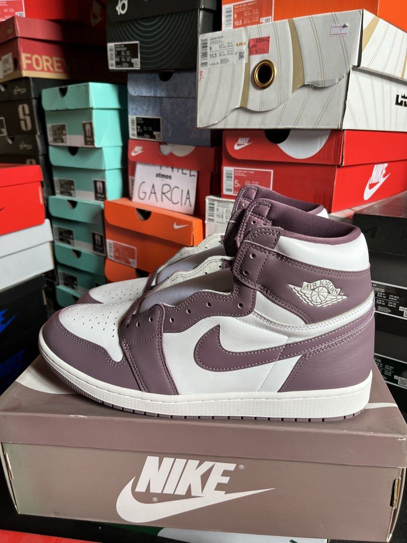 Air Jordan 1 High OG "Washed Pink" (Category: Sneakers) located in Valenzuela. Submitted by rr.sneakerstash (Listing ID 1459181588, Image 3). Description: - Authentic Air Jordan 1 High OG - Colorway: Washed Pink - Size: US Men's 13 - Condition: Brand New - Includes Original Box - Ideal for sneaker enthusiasts and collectors.