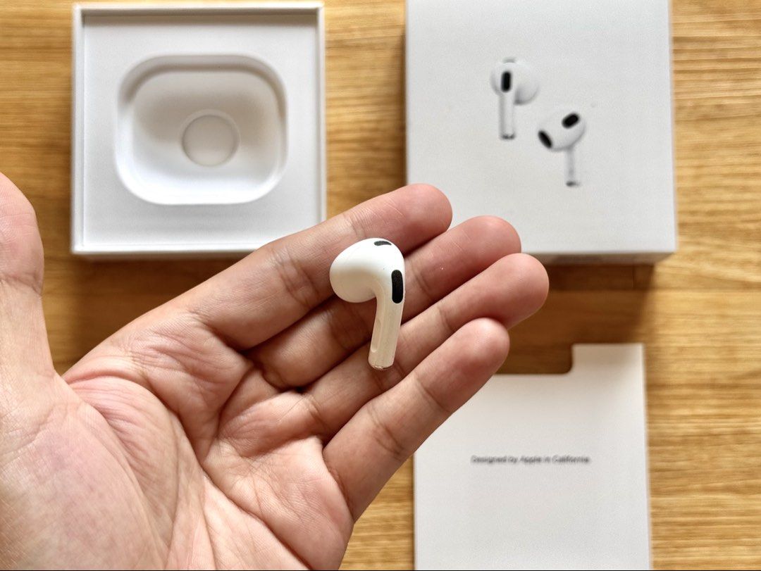 Airpods GEN 3 LEFT POD ONLY (Category: Earphones) located in Manila. Submitted by prelovedbyporttt (Listing ID 1459205020, Image 2). Description: Airpods GEN 3 LEFT POD ONLY 🔗PERSONAL WARRANTY: 1 MONTH (Valid as long as the item hasn’t been dropped or exposed to water) • 100% No hidden defects • 100% Battery health is in great condition • 100% Fully functional • 100% Original item (feel free to check my transaction post on my page for proof of a
