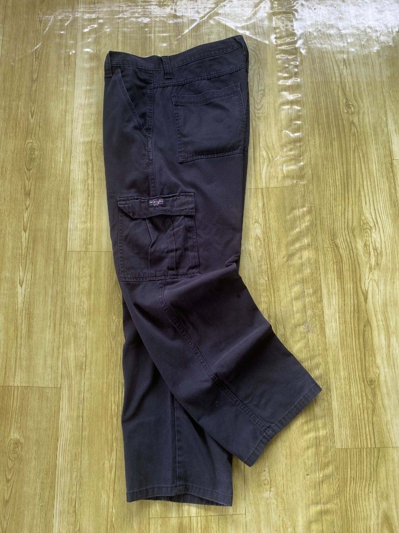 Archival Wrangler Black Utility Cargo Pants (Category: Jeans) located in Sariaya. Submitted by streetarchives (Listing ID 1459166481, Image 2). Description: Archival Wrangler Black Utility Cargo Pants ✨ ️Style 🎨 Skate / Streetwear / Gorpcore / Utility Workwear Waist: 34 Length: 41 Leg Open: 9 Good condition ✅️ Workwear fade / faded part.