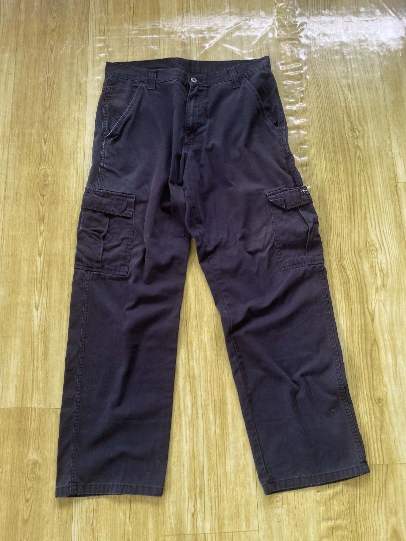 Archival Wrangler Black Utility Cargo Pants (Category: Jeans) located in Sariaya. Submitted by streetarchives (Listing ID 1459166481, Image 3). Description: Archival Wrangler Black Utility Cargo Pants ✨ ️Style 🎨 Skate / Streetwear / Gorpcore / Utility Workwear Waist: 34 Length: 41 Leg Open: 9 Good condition ✅️ Workwear fade / faded part.