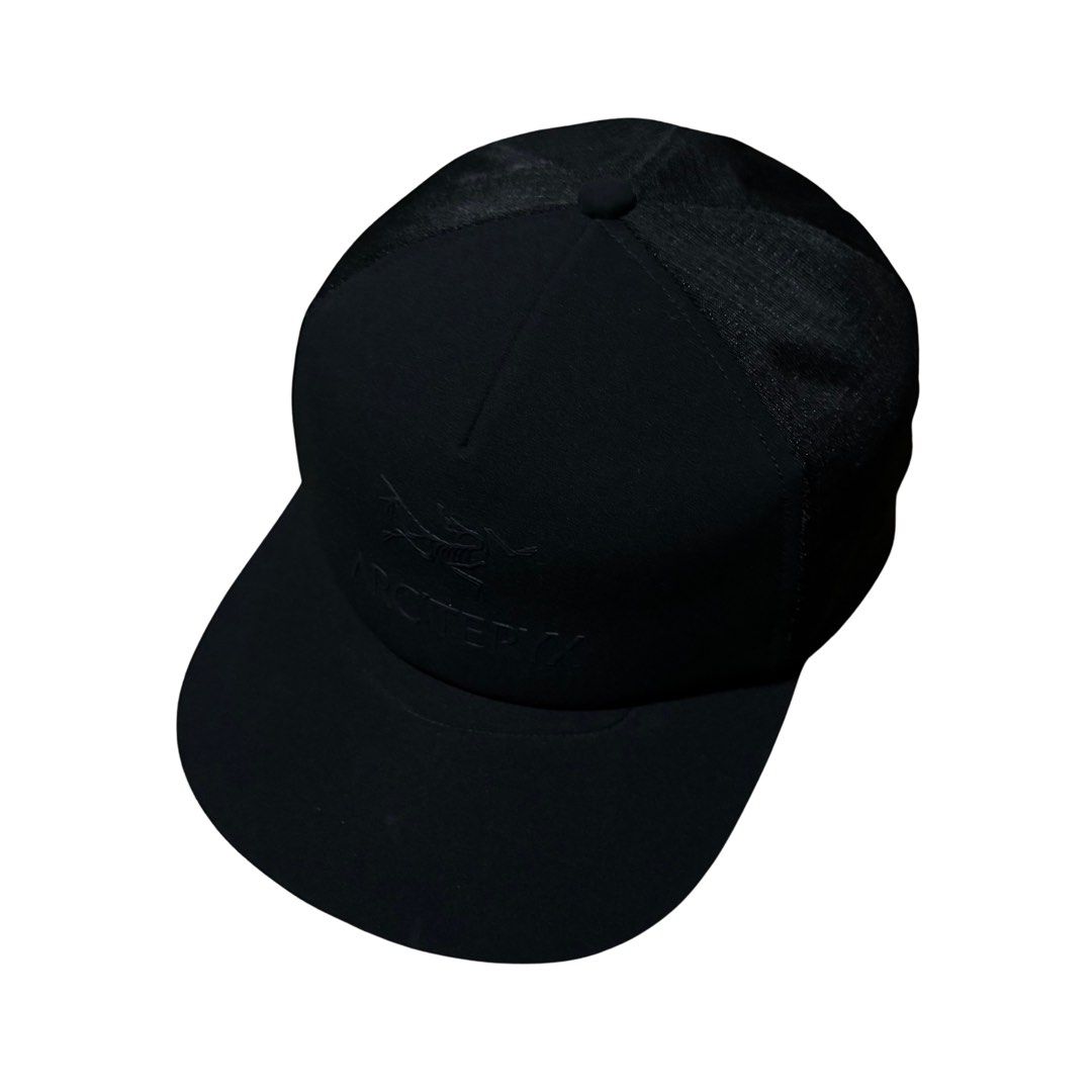 Arc’teryx Logo Trucker Flat Hat Cap (Category: Caps & Hats) located in Muntinlupa City. Submitted by rtyfck (Listing ID 1459159473, Image 3). Description: Arc’teryx Logo Trucker Flat Hat Details : •Size : OSFA •Issue : minimal sign of use (check on last 3 pictures) dm for video 📩 •Condition : Used •₱2,480.