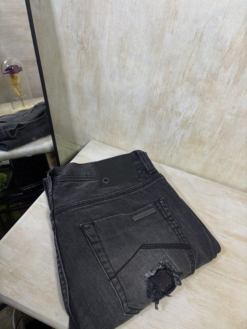 ARMANI EXCHANGE DISTRESSED BLACK WASHED DENIM PANTS (Category: Jeans) located in Cabuyao City. Submitted by pormanation-thrift-store (Listing ID 1459093047, Image 3). Description: ARMANI EXCHANGE DISTRESSED BLACK WASHED DENIM PANTS Condition: LIKE NEW Color rate: 10/10 (PWEDE SA MASELAN) Size: 32 Dimes: 32”Wx40.5”L Issue: NONE❌ Price: 2200.