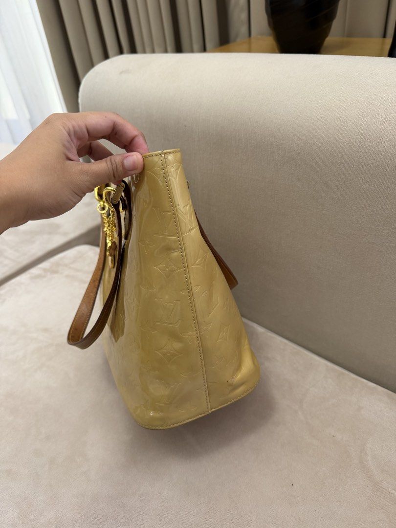Authentic Louis Vuitton Houston Vernis Tote Bag (Category: Luxury Bags & Wallets) located in Manila. Submitted by maria_2326 (Listing ID 1459129174, Image 3). Description: Louis Vuitton Houston Vernis Tote Bag Guarantee Authentic No inclusions just free keychain accessories Flaw: honey patina, discoloration, stains/dirt, peeling inside, cracks on body Location: Manila/QC.