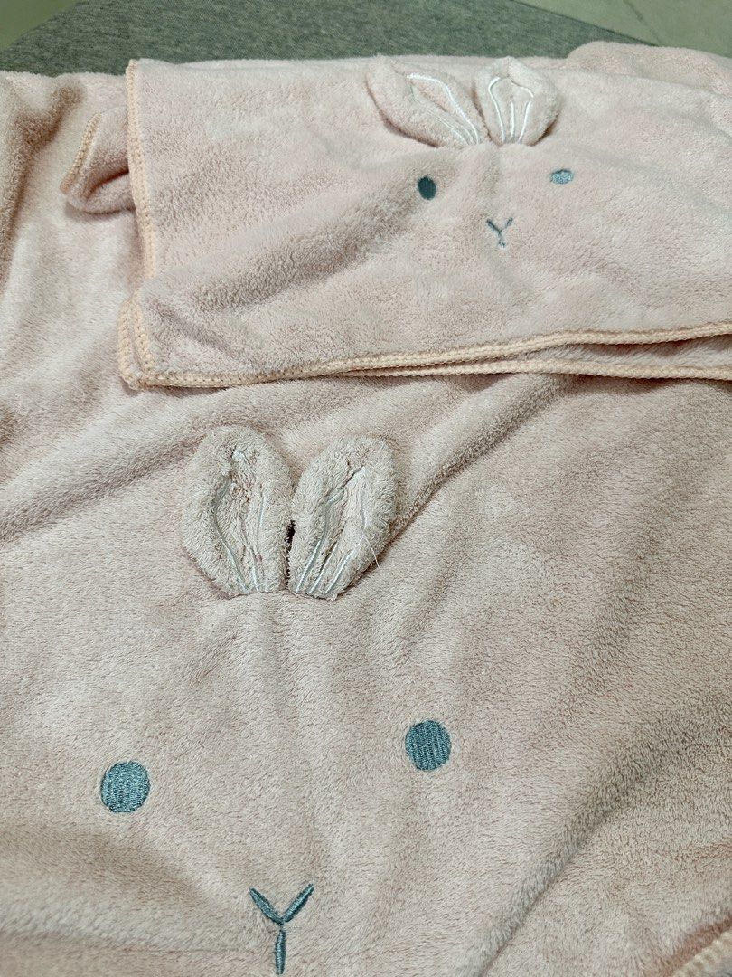 Baby Bath Towel (Category: Bathtub & Bath Accessories) located in Quezon City. Submitted by littlemis (Listing ID 1459100110, Image 3). Description: .