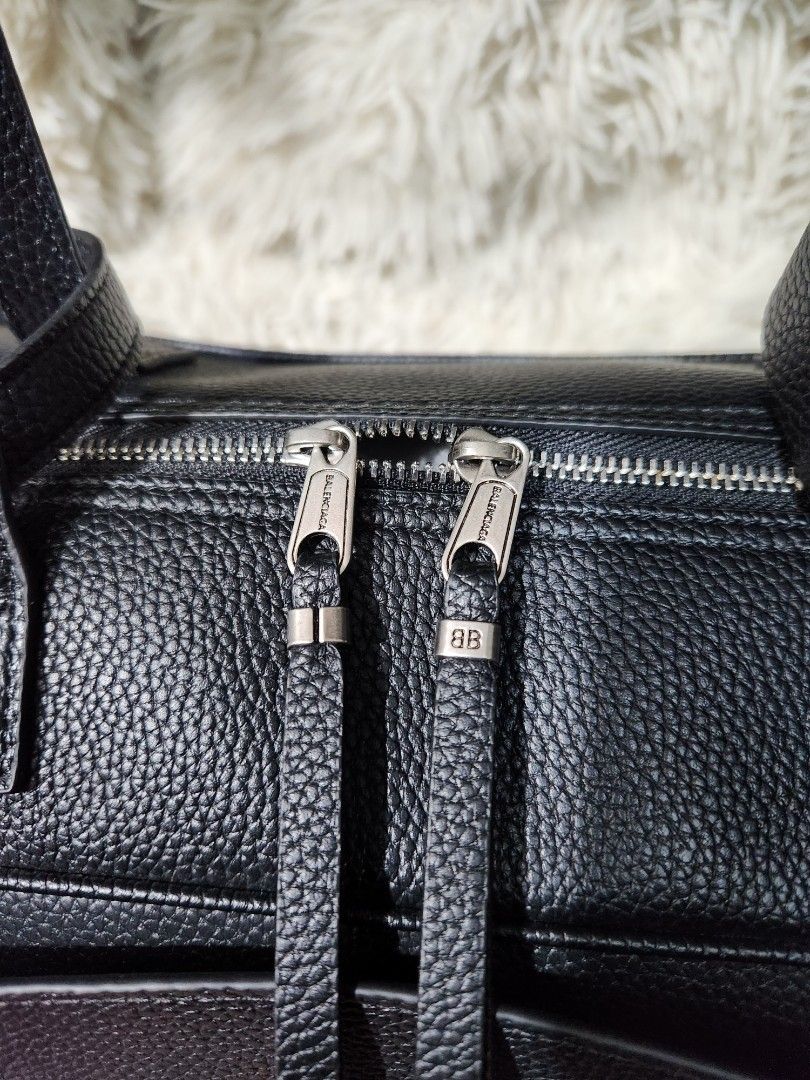 Balenciaga Carrie bowling (Category: Luxury Bags & Wallets) located in Baguio. Submitted by conieyolac66447 (Listing ID 1459114044, Image 2). Description: .