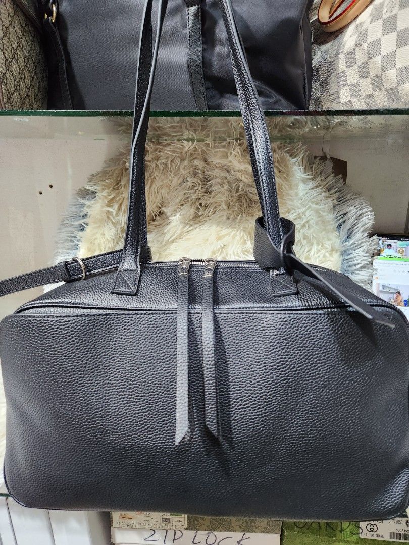 Balenciaga Carrie bowling (Category: Luxury Bags & Wallets) located in Baguio. Submitted by conieyolac66447 (Listing ID 1459114044, Image 1). Description: .