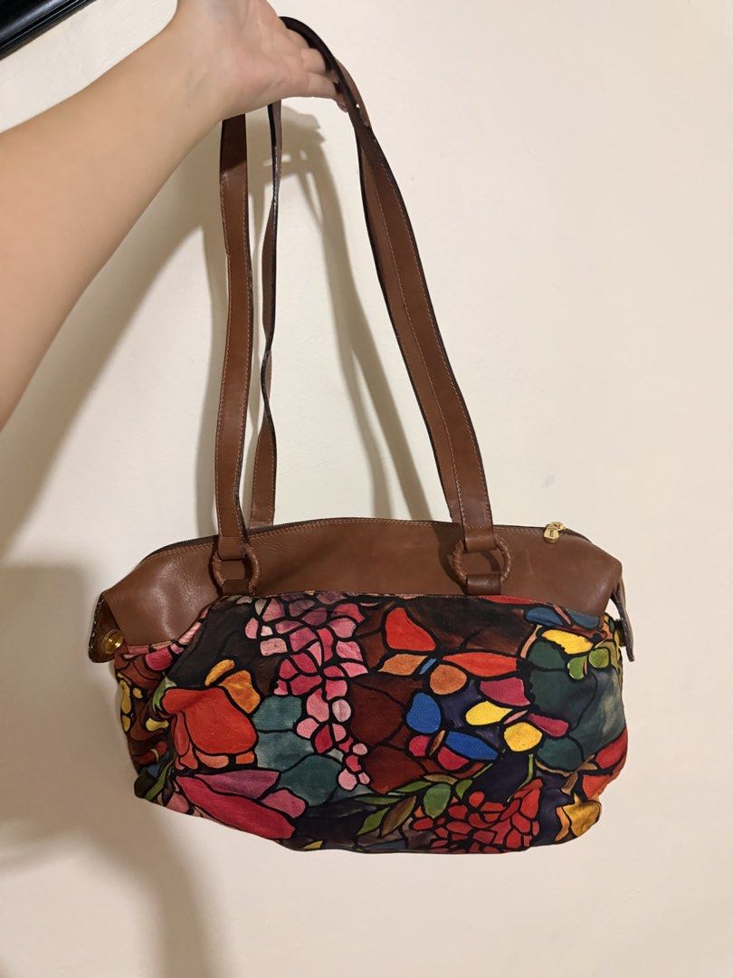 BALLY SHOULDER BAG (Category: Luxury Bags & Wallets) located in Bacoor. Submitted by nd.clothing (Listing ID 1459197253, Image 2). Description: .