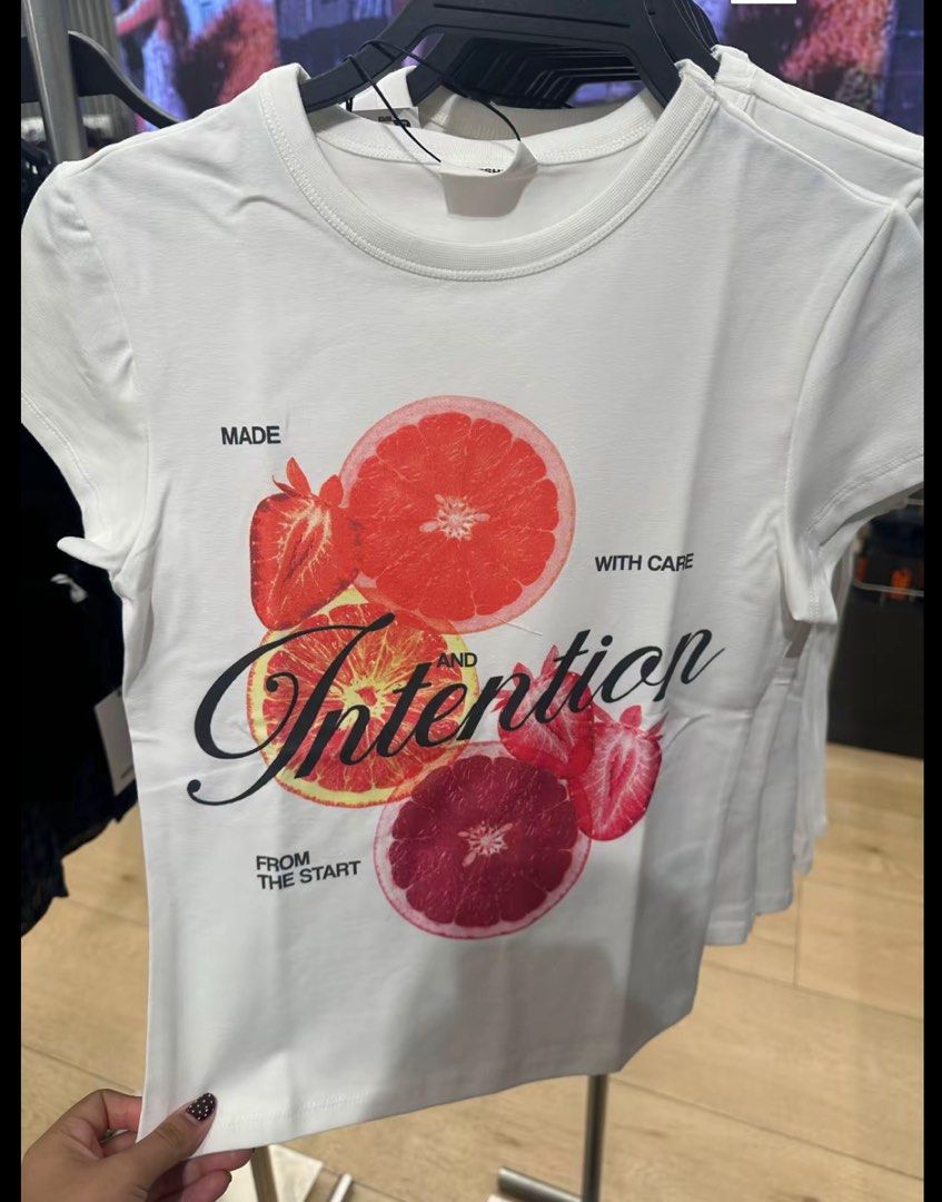 Bershka Short Sleeve Print Tshirt (Category: Tshirts & Polo Shirts ) located in Cavite. Submitted by declutteringthingzz (Listing ID 1459192304, Image 1). Description: Size : XS Bnew with tags .