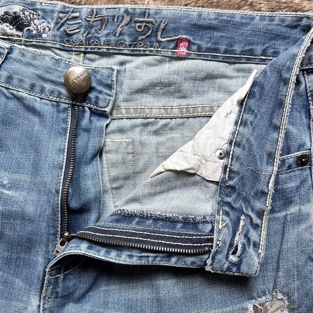 Big Train Tattered Jeans (Category: Jeans) located in Butuan. Submitted by handpick8600 (Listing ID 1459106943, Image 3). Description: BIG TRAIN "36 waist "43 length "12.5 thighs "9.5 hem Sign of usage Good condition Already washed Mine 850 - mine basis only - mine now, pay now, ship tomorrow - please manage your expectations - mop gcash / bank transfer - courier J&T 📍Butuan City, Agusan Del Norte 8600.