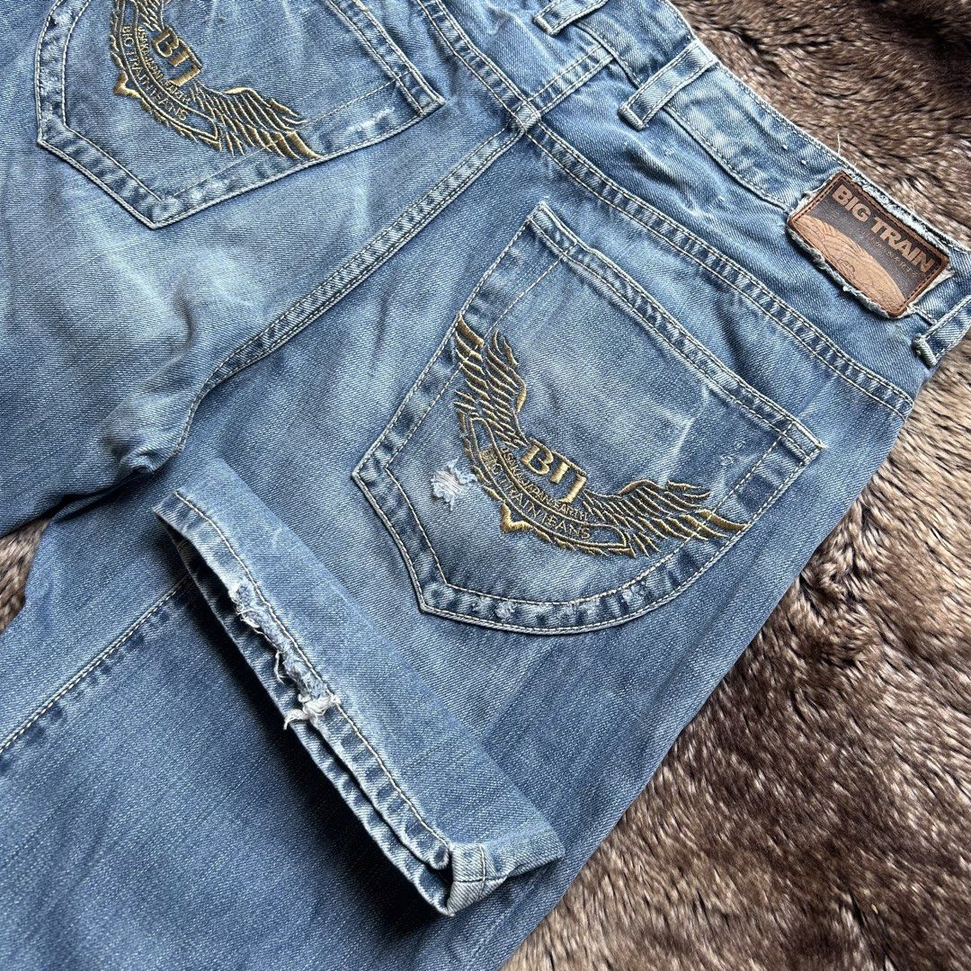 Big Train Tattered Jeans (Category: Jeans) located in Butuan. Submitted by handpick8600 (Listing ID 1459106943, Image 2). Description: BIG TRAIN "36 waist "43 length "12.5 thighs "9.5 hem Sign of usage Good condition Already washed Mine 850 - mine basis only - mine now, pay now, ship tomorrow - please manage your expectations - mop gcash / bank transfer - courier J&T 📍Butuan City, Agusan Del Norte 8600.