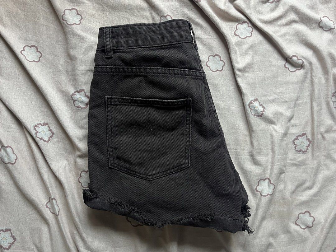 Billabong Black Distressed Denim Shorts Size 27 (Category: Shorts) located in Talavera. Submitted by rakel_solenn (Listing ID 1459092964, Image 2). Description: Billabong Distressed Shorts!! ganda po ng fit nito, pwede rin i-resell. .