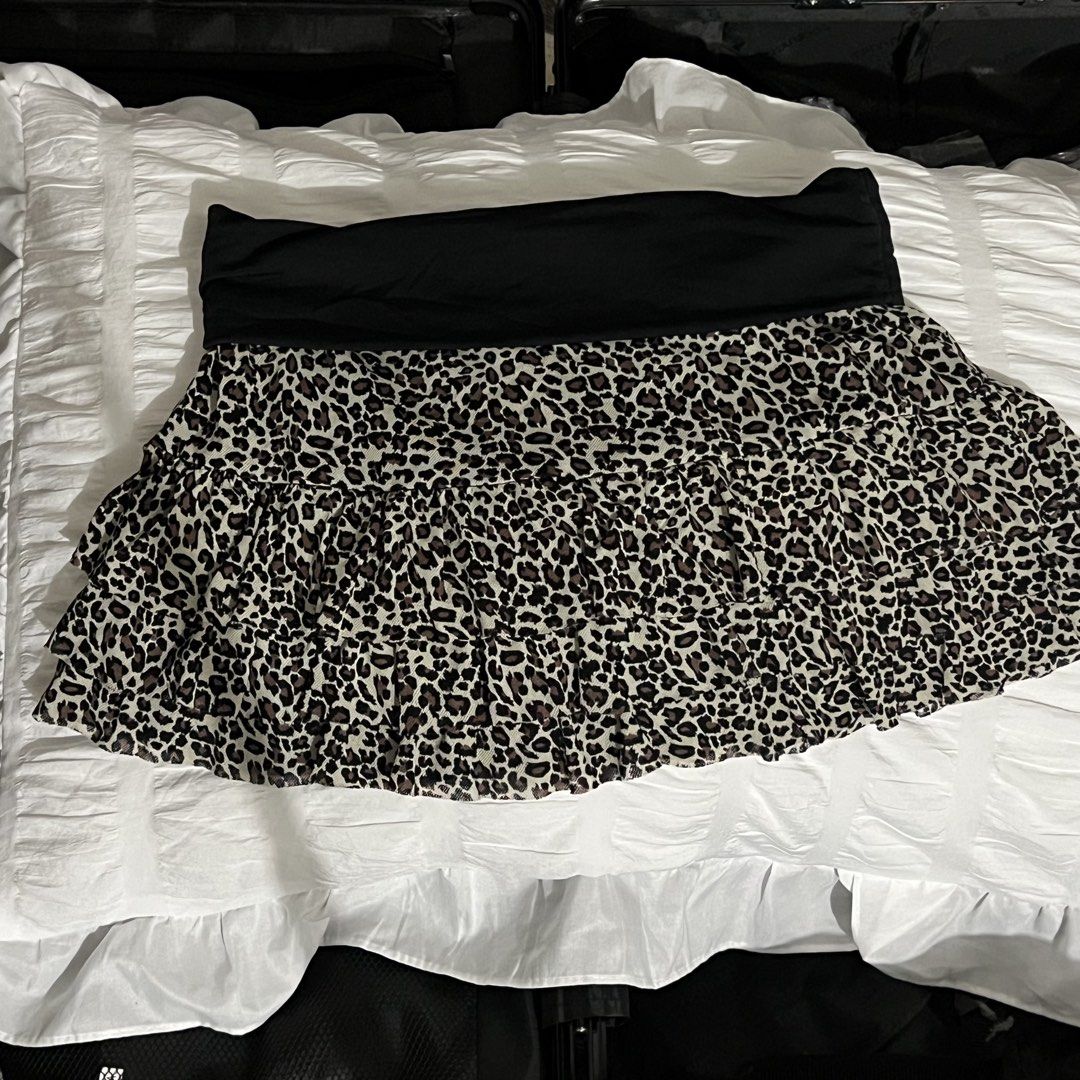 Y2k Black Leopard Print Ruffle Mini Skirt (Category: Skirts) located in Manila. Submitted by love.kyrst (Listing ID 1459259938, Image 2). Description: Cute skirt with a black band. Leopard print all over the ruffled skirt. Great for a night out or a casual day..