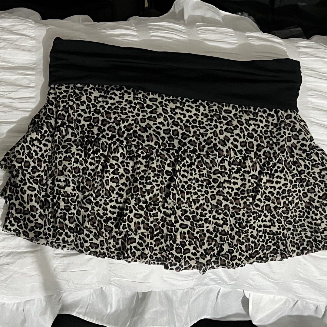 Y2k Black Leopard Print Ruffle Mini Skirt (Category: Skirts) located in Manila. Submitted by love.kyrst (Listing ID 1459259938, Image 1). Description: Cute skirt with a black band. Leopard print all over the ruffled skirt. Great for a night out or a casual day..