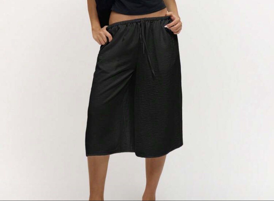 Black Culottes Wide Leg Pants Drawstring Waist (Category: Other Bottoms) located in Makati City. Submitted by _fitz (Listing ID 1459215612, Image 1). Description: - Wide-leg black culottes - Adjustable drawstring waist - Convenient side pockets - Unique crinkled fabric texture - Ideal for casual wear and lounging - never worn!! - too long for my liking.