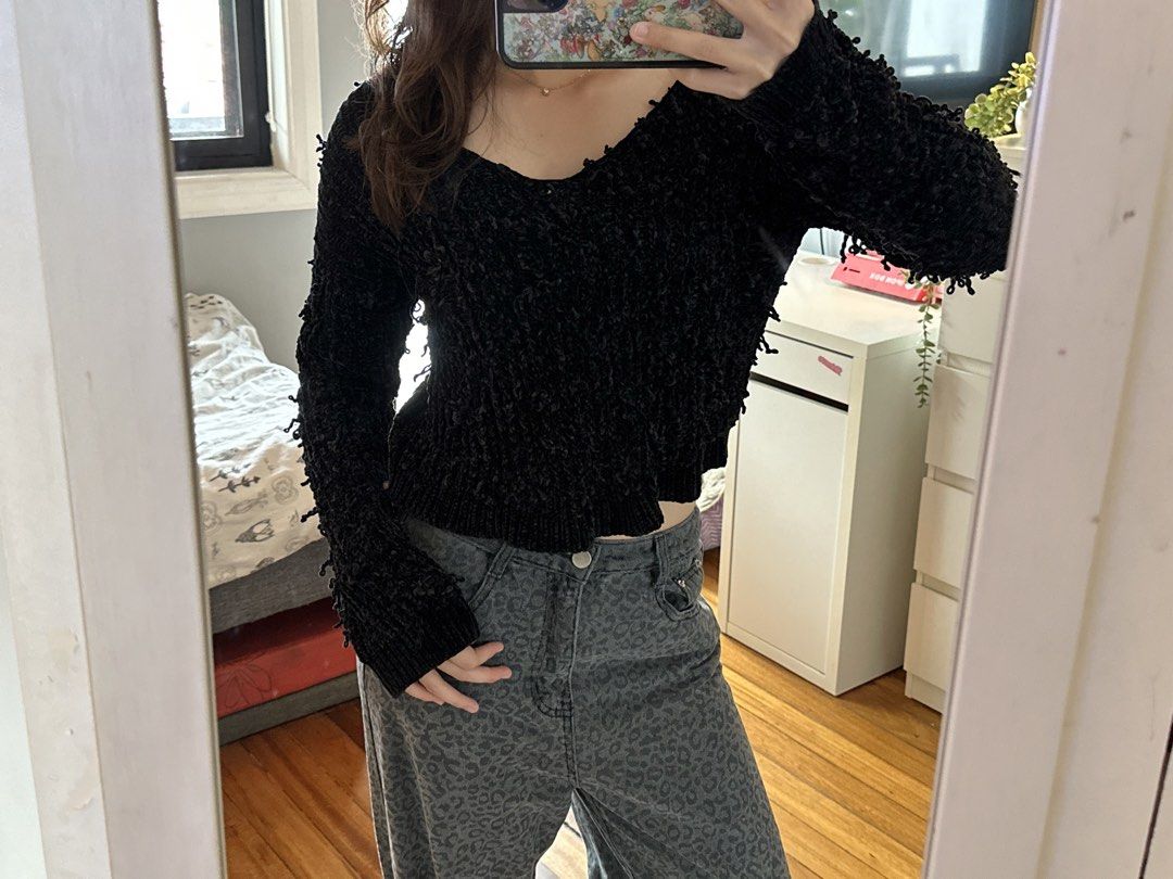 Black knitted crop top sweater (Category: Longsleeves) located in Paranaque City. Submitted by celinegab (Listing ID 1459169638, Image 2). Description: Can fit s-m.