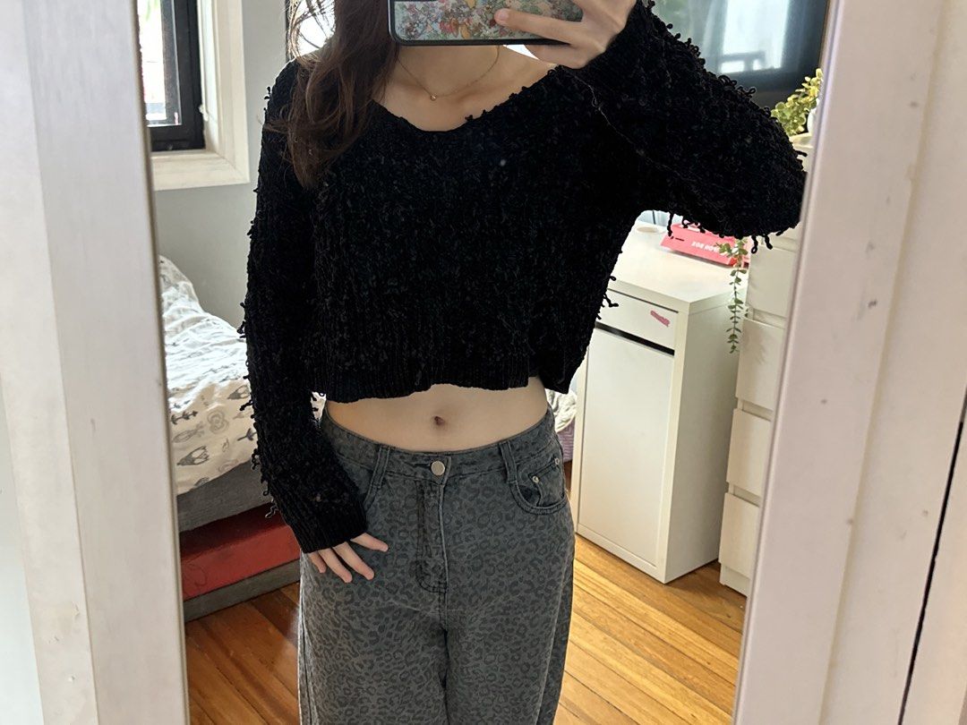 Black knitted crop top sweater (Category: Longsleeves) located in Paranaque City. Submitted by celinegab (Listing ID 1459169638, Image 1). Description: Can fit s-m.