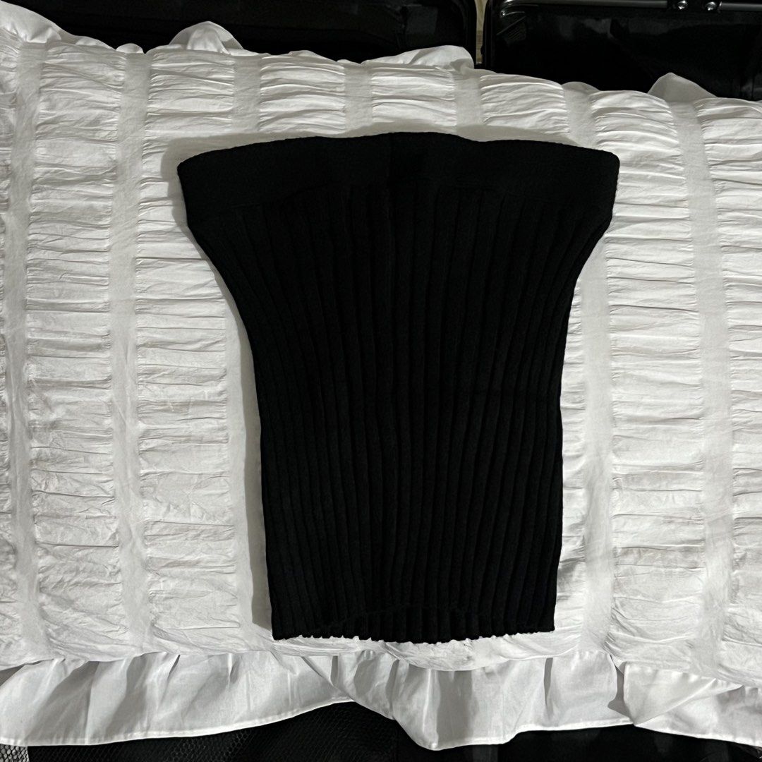 Black Ribbed Knit Tube Top (Category: Sleeveless) located in Manila. Submitted by love.kyrst (Listing ID 1459261224, Image 2). Description: - Black ribbed knit tube top - Stretchy material for a comfortable fit - Best fits size xs to small - Versatile: great for layering or wearing on its own.