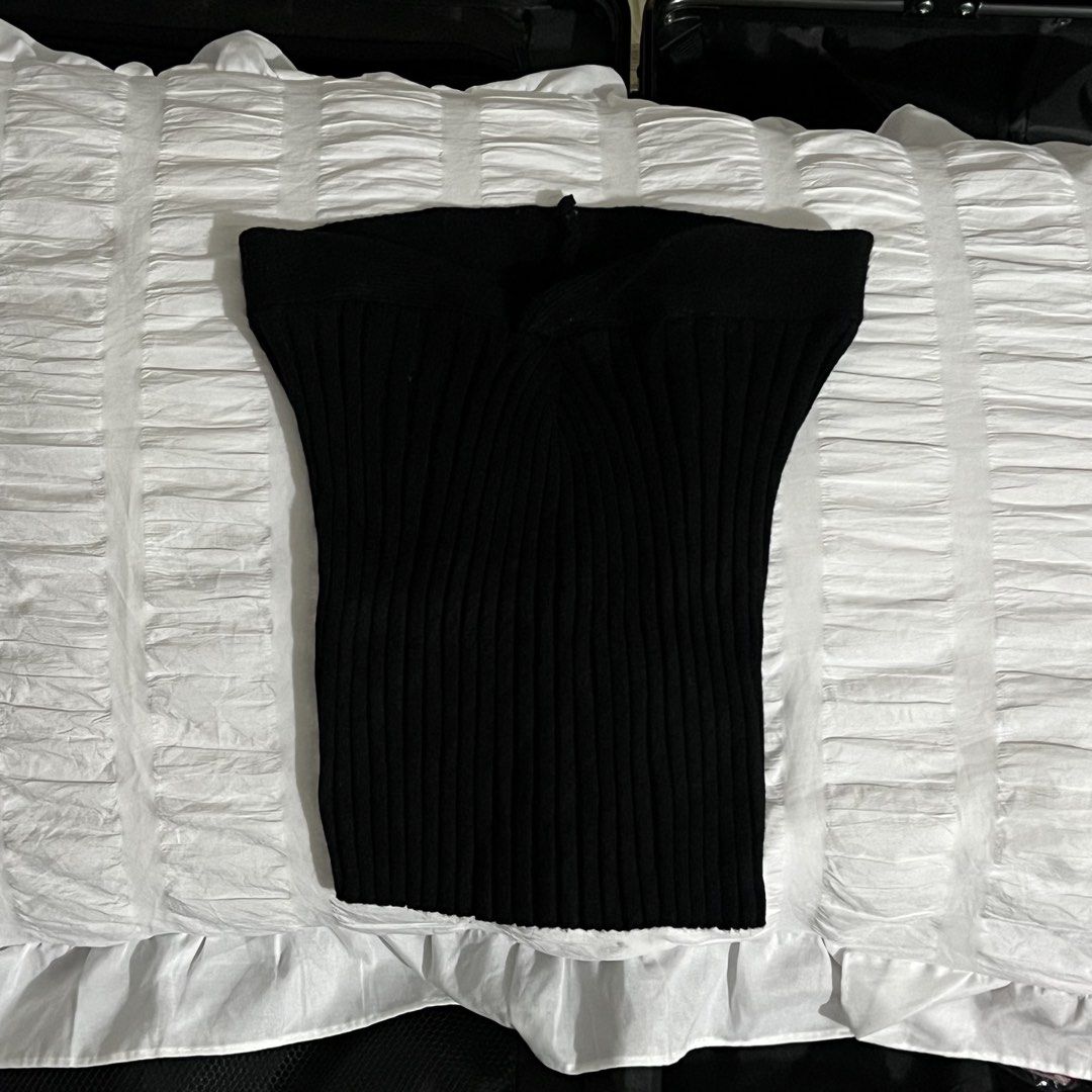 Black Ribbed Knit Tube Top (Category: Sleeveless) located in Manila. Submitted by love.kyrst (Listing ID 1459261224, Image 1). Description: - Black ribbed knit tube top - Stretchy material for a comfortable fit - Best fits size xs to small - Versatile: great for layering or wearing on its own.