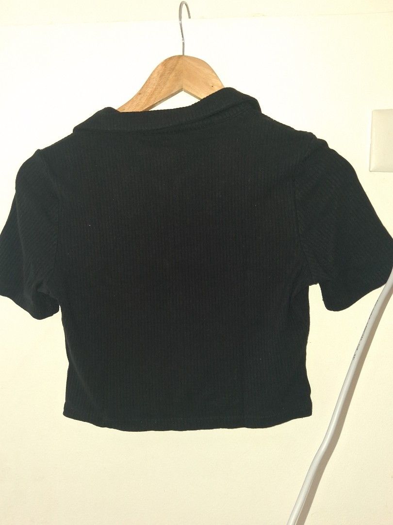 Black Ribbed Zip-Up Cropped Top (Category: Sleeveless) located in Manila. Submitted by kxkcx (Listing ID 1459127179, Image 3). Description: - Black ribbed cropped top - Zip-up front closure - Features a collar and short sleeves - Estimated size: Small - Versatile for layering or standalone wear.
