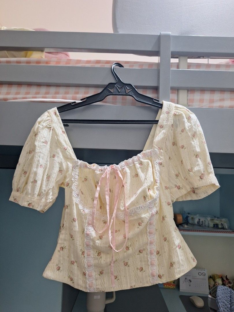 Bong Top (Category: Blouses) located in Mexico. Submitted by engr.phoebe (Listing ID 1459209794, Image 1). Description: selling my BKK and Vietnam pasabuy because apparently i'm size medium 😭.
