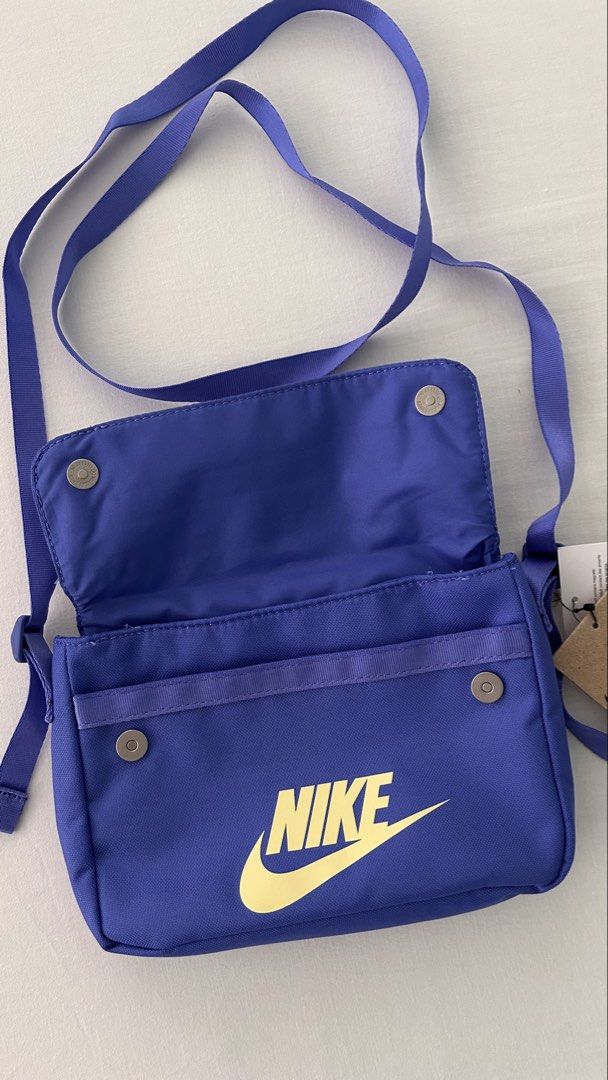 (Brand new) Small Nike Sling Bag (Category: Shoulder Bags) located in Kawit. Submitted by apuchiko (Listing ID 1459105812, Image 2). Description: Brand new Violet small sling bag. Bought this in Canada Nike shop..