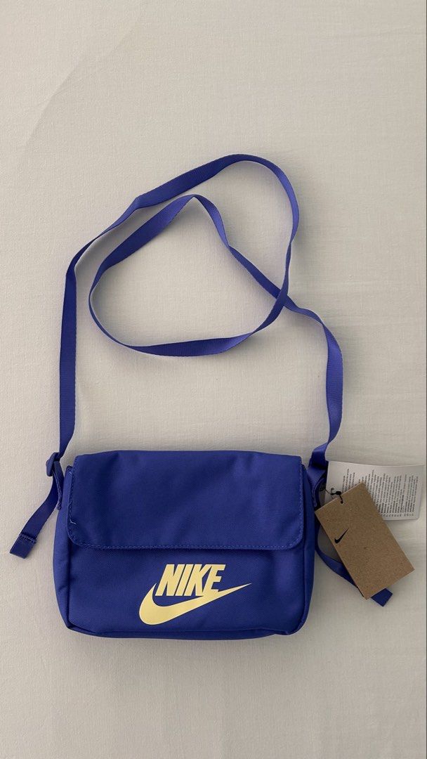 (Brand new) Small Nike Sling Bag (Category: Shoulder Bags) located in Kawit. Submitted by apuchiko (Listing ID 1459105812, Image 1). Description: Brand new Violet small sling bag. Bought this in Canada Nike shop..