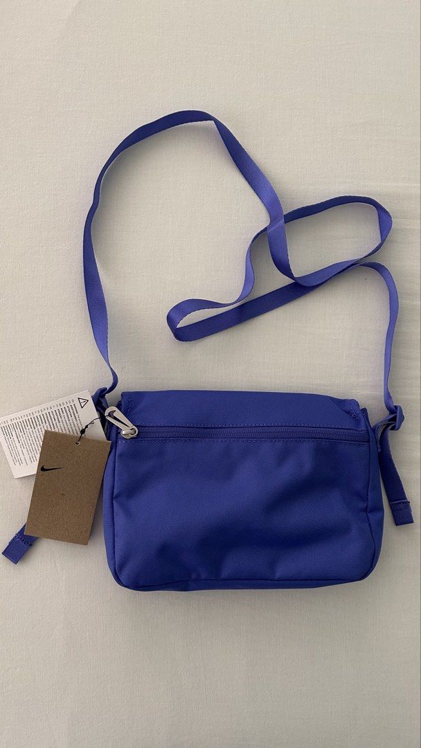 (Brand new) Small Nike Sling Bag (Category: Shoulder Bags) located in Kawit. Submitted by apuchiko (Listing ID 1459105812, Image 3). Description: Brand new Violet small sling bag. Bought this in Canada Nike shop..