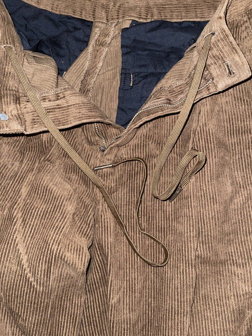 BROWNY Corduroy Pants (Category: Jeans) located in Mandaluyong City. Submitted by lovxlle (Listing ID 1459177378, Image 3). Description: - Brand: BROWNY - Color: Brown - Material: Corduroy - Size: L (baggy fit) - W: 15in, L: 36in, Hem: 10.5in - Price negotiable Shipping fee will be shouldered by buyer Rfs: decluttering MOP: Gcash or Bank Transfer MOD: Lalamove or GrabExpress.