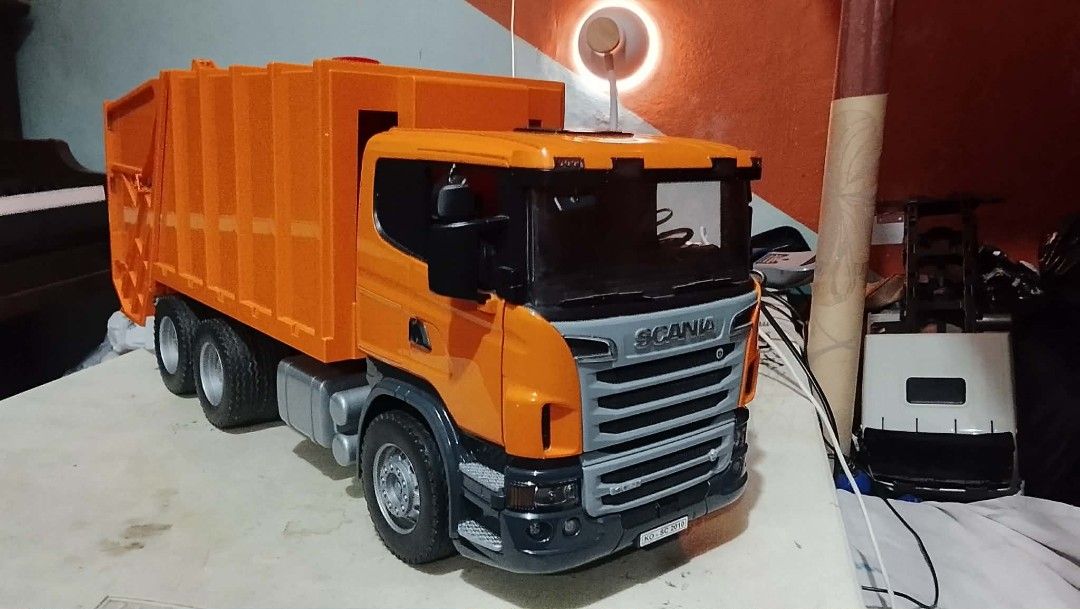 Bruder Orange Garbage Truck (Category: Vehicle & Diecast Models) located in Makati City. Submitted by vtde4kl (Listing ID 1459183899, Image 1). Description: has a little bit of modification Chat for more info.
