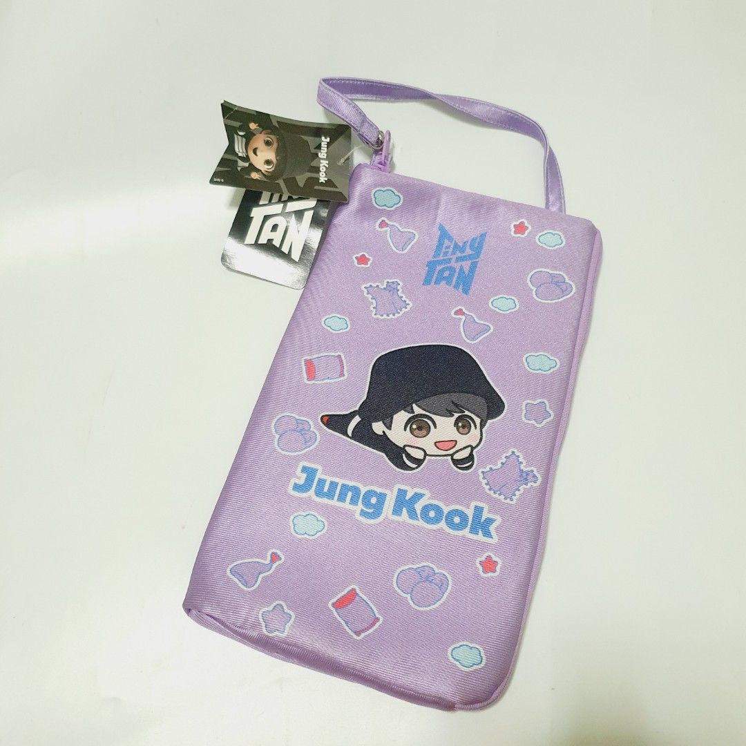 BTS Tiny Tan Jung Kook Dreaming Boys Multi Pouch (Category: Purses & Pouches) located in Taytay. Submitted by kyo.mono (Listing ID 1459099853, Image 1). Description: 💟Follow us on IG: kyo.mono for faster replies TikTok: kyo.mono_ for videos and review Brand new with paper tag Auth from Japan Actual photo posted.