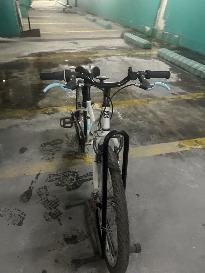 B'TWIN White Hybrid Bicycle (Category: Bicycles) located in Manila. Submitted by coquettecosette (Listing ID 1459181369, Image 2). Description: 𐙚 White B’TWIN Hybrid Bicycle 🚲₊˚⊹ ✦ White hybrid bike ✦ Front suspension for a smoother ride ✦ Fully functional gears ✦ Tires have decent tread ✦ Great for commuting or casual rides ✦ Ready for its next owner ♡ 𓂃 ࣪˖ ִֶָ Easy, practical & perfect for everyday rides ✧.