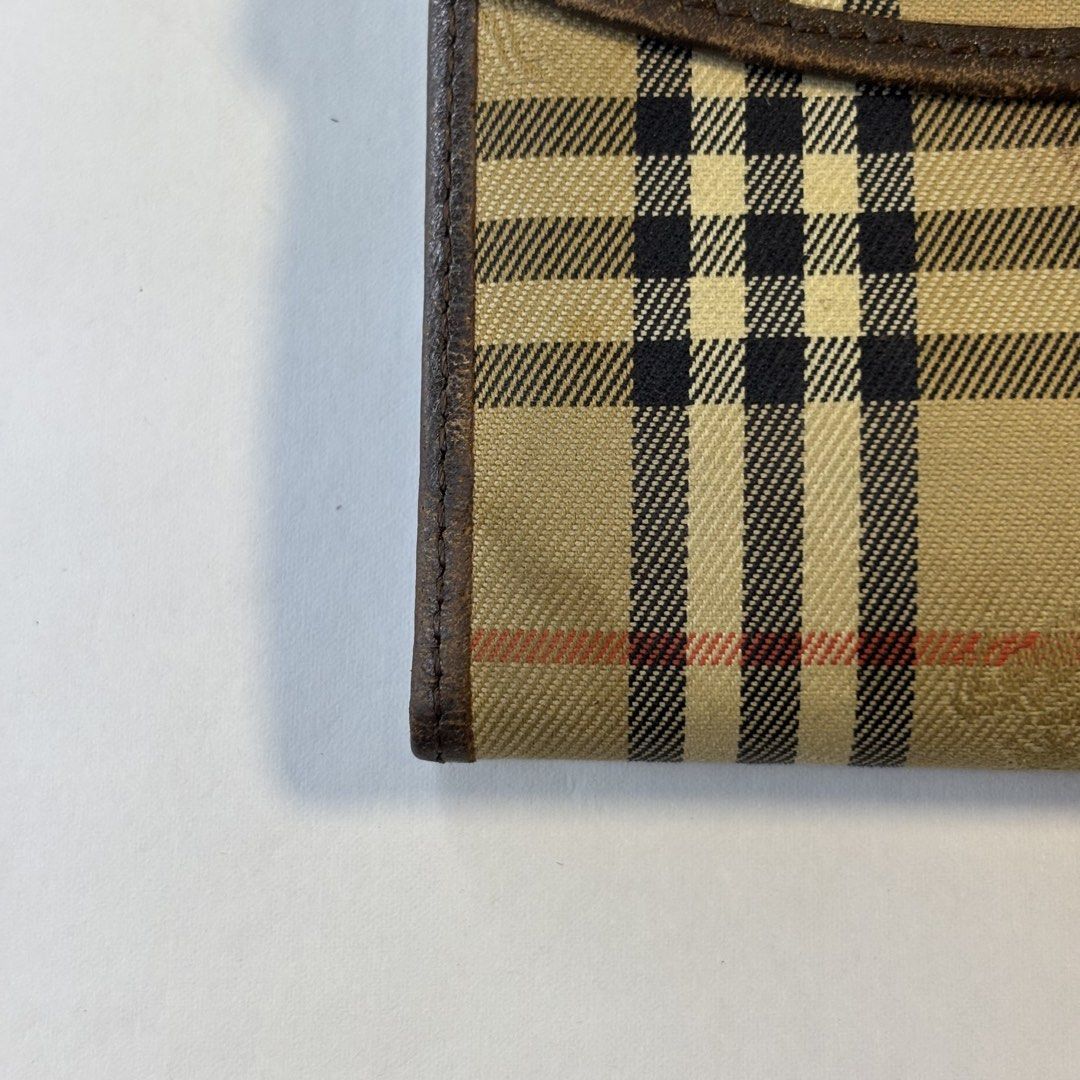 Burberry Wallet (Category: Luxury Bags & Wallets) located in Paranaque City. Submitted by smthngincbn_ (Listing ID 1459267775, Image 3). Description: Burberry Wallet Authentic 10/10 Color Rate Issue indicated in the picture (stain washable) Parañaque loc.
