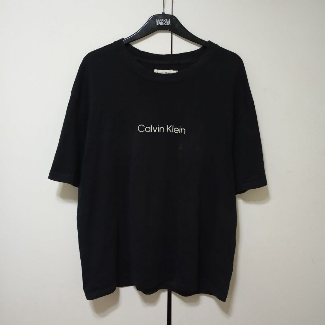 Calvin Klein Black T-shirt (Category: Tshirts & Polo Shirts ) located in Calamba. Submitted by doityourselfffff (Listing ID 1459186335, Image 1). Description: size large 24 x 29 very good condition used authentic sign of usage 880 + sf only!.