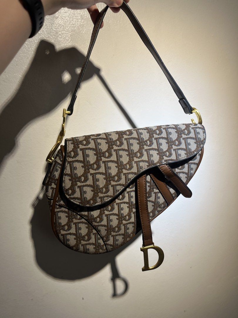 CD Saddle Bag Monogram Brown (Category: Shoulder Bags) located in Meycauayan. Submitted by jeonjk7 (Listing ID 1459254554, Image 1). Description: Christian Dior Saddle Bag in Brown Oblique Canvas Sellinh this vintage classic! Featuring an iconic gold-tone D chain • Condition: Preloved (Kindly manage expectations; minor signs of wear/storage may be present) • Source: Japan Sourced •NGA / Selling as-is Perfect piece to elevate your casual or street