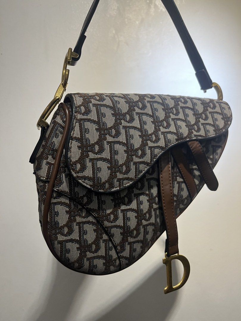 CD Saddle Bag Monogram Brown (Category: Shoulder Bags) located in Meycauayan. Submitted by jeonjk7 (Listing ID 1459254554, Image 2). Description: Christian Dior Saddle Bag in Brown Oblique Canvas Sellinh this vintage classic! Featuring an iconic gold-tone D chain • Condition: Preloved (Kindly manage expectations; minor signs of wear/storage may be present) • Source: Japan Sourced •NGA / Selling as-is Perfect piece to elevate your casual or street