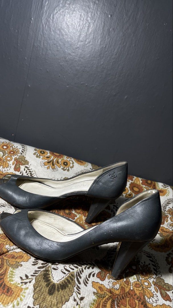 chanel heels (Category: Heels) located in San Carlos. Submitted by gianixco (Listing ID 1459175055, Image 3). Description: hearing offer not lower than 1,500 it can fit size 36 .