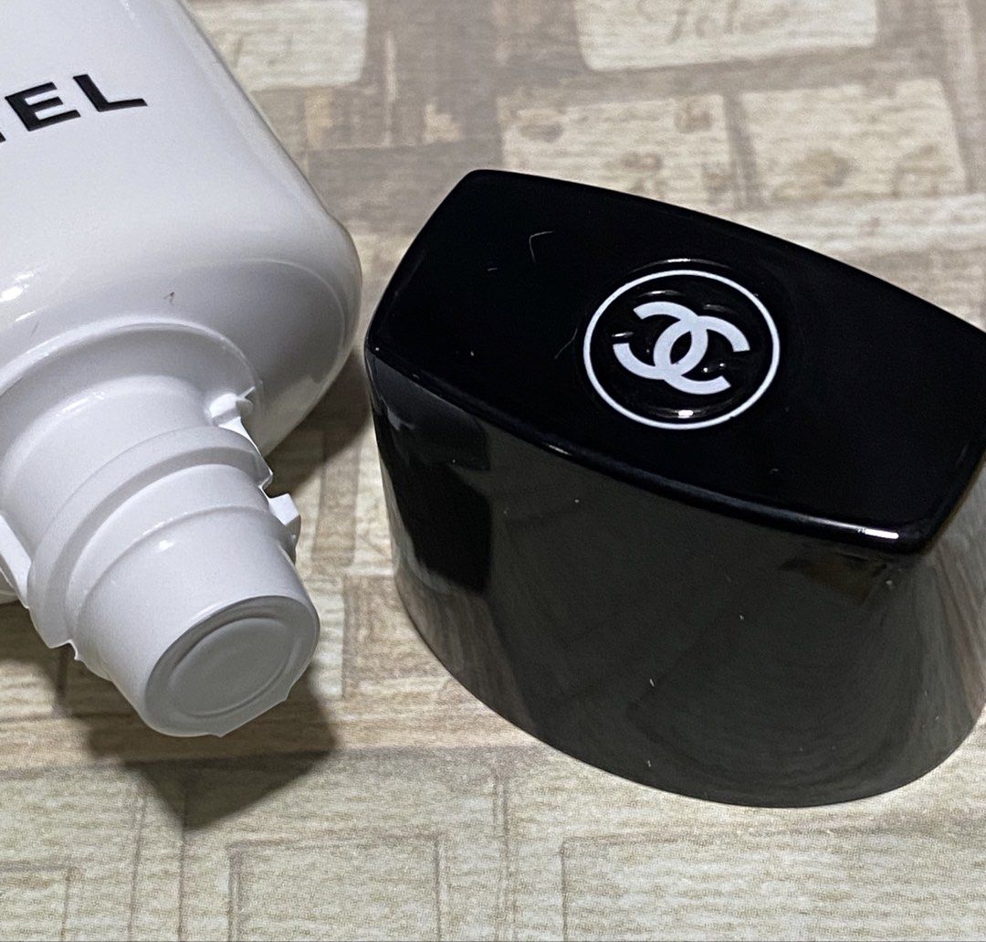 Chanel La Base Illuminatrice Glowing Makeup Primer Moisturizing Plumping (Category: Makeup) located in Pasay City. Submitted by trendystash (Listing ID 1459228469, Image 3). Description: Brand new White box .