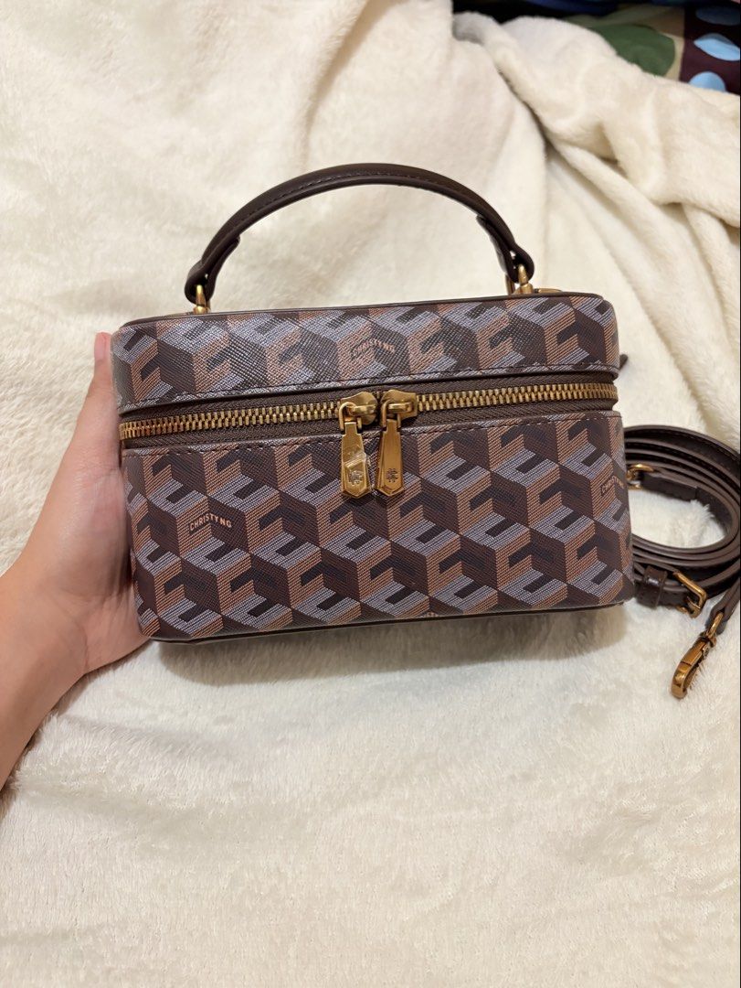 Christy Ng Juno box (Category: Cross-body Bags) located in Taguig. Submitted by unidentif1ed (Listing ID 1458933968, Image 1). Description: CN Juno box Still in pristine condition Used 2x only With dustbag Bought from TT shop Ships from Cavite Same day delivery preferred.